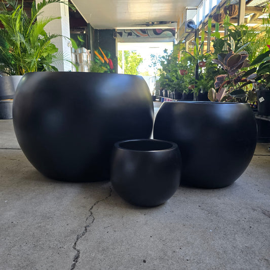 Black Cedar Titan Pot with drainage holes, 32cm diameter and 25cm height, ideal for outdoor plant arrangements.