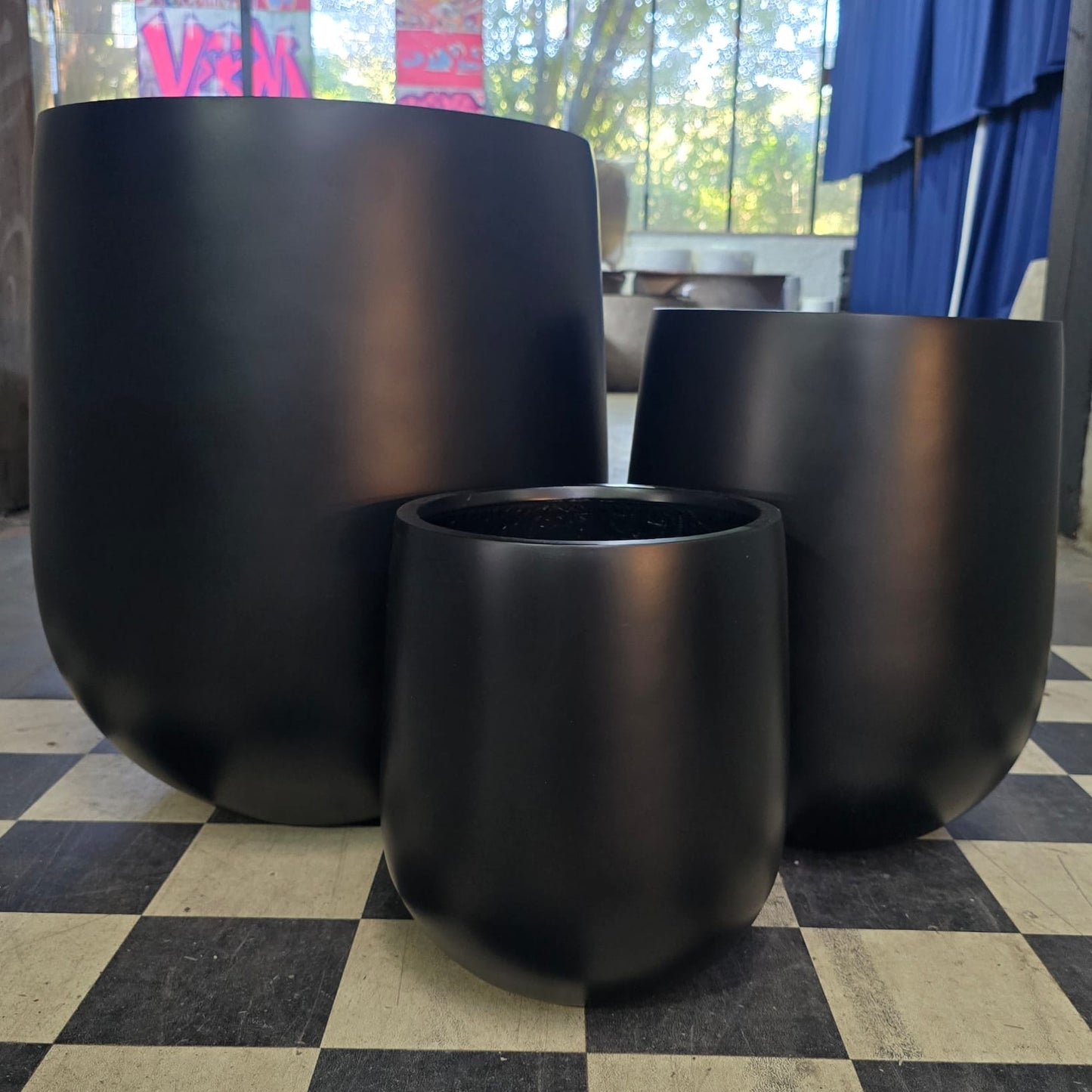 Black cedar cigar pot with a sleek design, measuring 26cm wide and 30cm high, ideal for cigar storage and display.